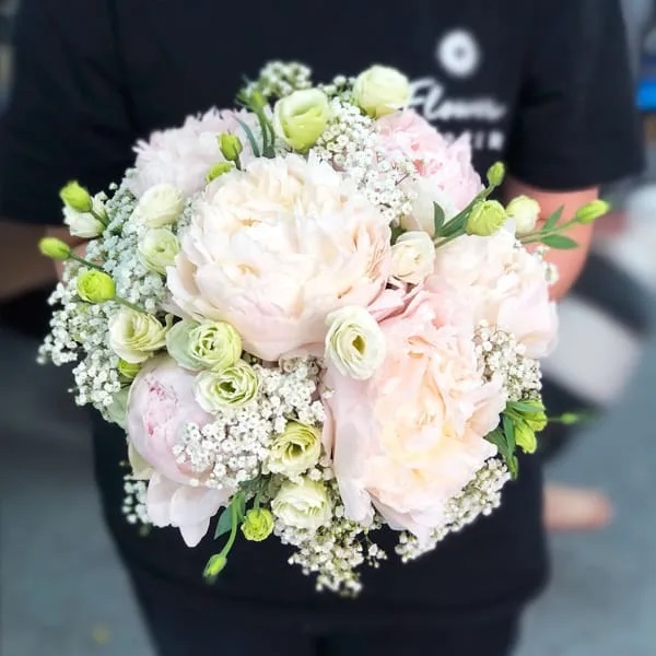 Ngoài dùng để cắm bình thì Mẫu đơn cũng được sử dụng nhiều trong các bó hoa cầm tay cô đâu hay sử dụng Ngoài dùng để cắm bình thì Mẫu đơn cũng được sử dụng nhiều trong các bó hoa cầm tay cô đâu hay sử dụng
